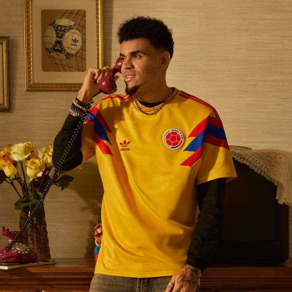 https://assets.adidas.com/images/w_600,f_auto,q_auto/3a5b2651f42746efa22ee859a0cf0dba_9366/Camisa_II_Selecao_da_Colombia_1990_Amarelo_JN3713_HM53.jpg