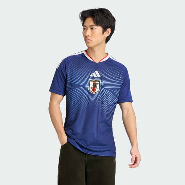 https://assets.adidas.com/images/w_600,f_auto,q_auto/c7017caf8161419691a16357f4270a7e_9366/Camisa_I_Japao_26-27_Azul_KD3345_21_model.jpg