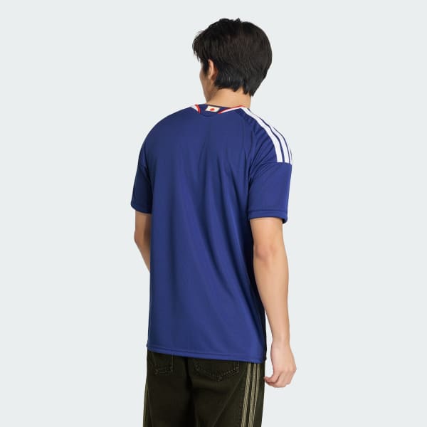 https://assets.adidas.com/images/w_600,f_auto,q_auto/33a3d77c0d7945d1a635e4f7db287886_9366/Camisa_I_Japao_26-27_Azul_KD3345_23_hover_model.jpg