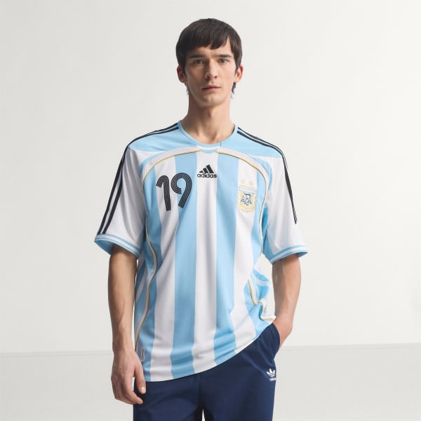 https://assets.adidas.com/images/w_600,f_auto,q_auto/2863db28c3b944cd8a80c01d1ecfccb4_9366/Camisa_I_Messi_Selecao_Argentina_2006_Branco_JN3708_HM1.jpg