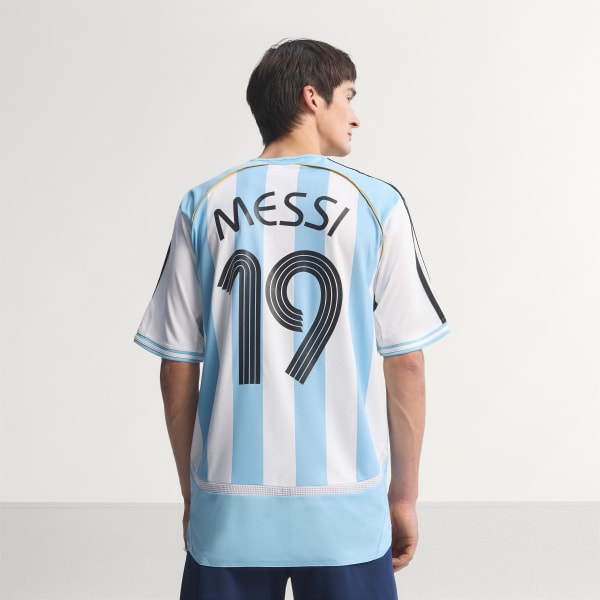 https://assets.adidas.com/images/w_600,f_auto,q_auto/8f924919fc6a488da2fdafc22a45e09b_9366/Camisa_I_Messi_Selecao_Argentina_2006_Branco_JN3708_HM3_hover.jpg