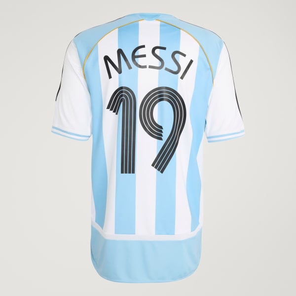 https://assets.adidas.com/images/w_600,f_auto,q_auto/a8ac1b3a0abb4b09851324a44ebd757e_9366/Camisa_I_Messi_Selecao_Argentina_2006_Branco_JN3708_HM6.jpg