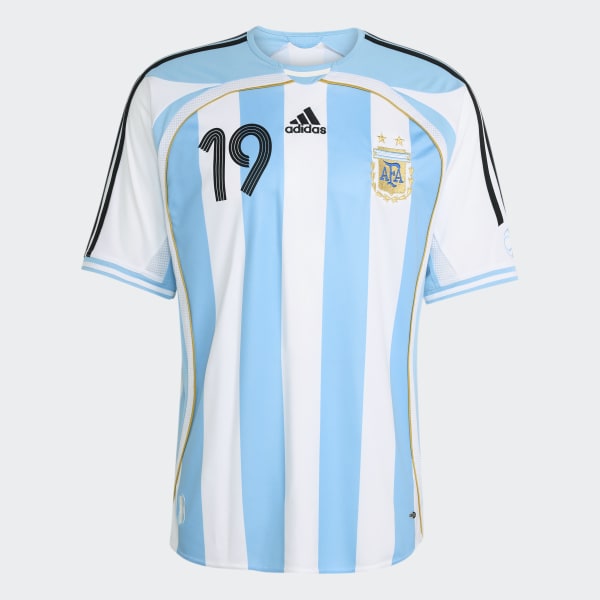 https://assets.adidas.com/images/w_600,f_auto,q_auto/aec741d634cd4645acd38a357ff08006_faec/Camisa_I_Messi_Selecao_Argentina_2006_Branco_JN3708_db01_laydown.tiff.jpg